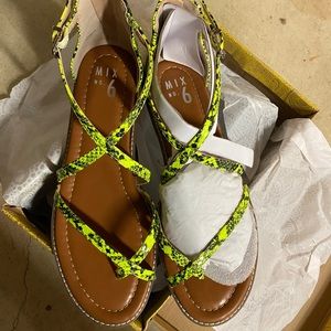 Mix No. 6 highlighter yellow wonder snake sandals size 10m